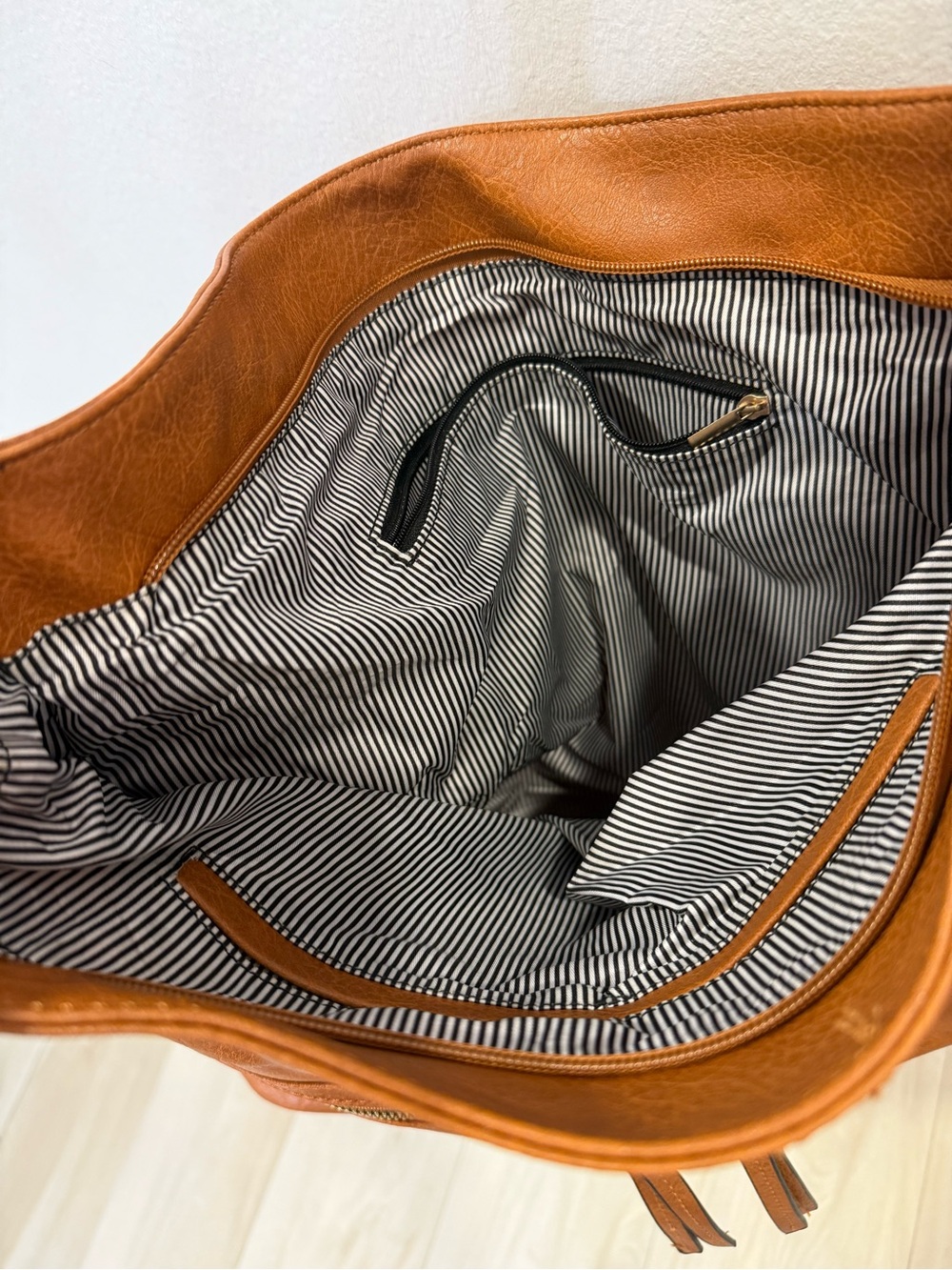 Classic Tan Leather Hobo Bag - Stylish Everyday Shoulder Bag - Picture 3 of 5